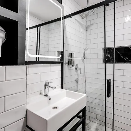 Montenegro Lodge Kavac Room photo A shower cubicle