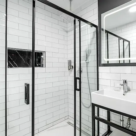 Montenegro Lodge Kavac Room photo A shower enclosure