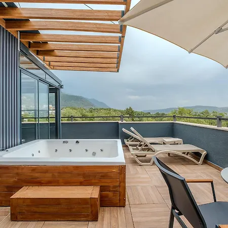 Montenegro Lodge Kavac Room photo Rooftop terrace with a hot tub