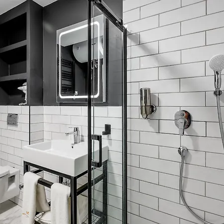 Montenegro Lodge Kavac Room photo A shower with a shower hose